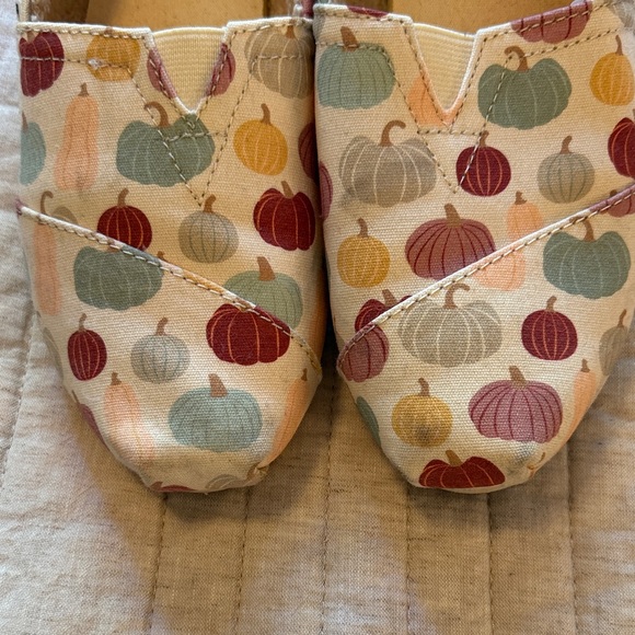 TOMS Women’s Colorful Pumpkin Flats - Picture 4 of 6